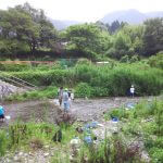 大原の小中学生と高野川で水性生物の捕獲調査
